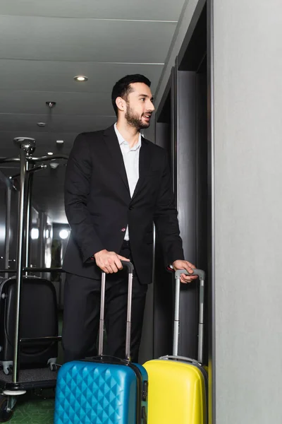 Cheerful Bearded Man Standing Baggage Hotel Corridor — Stock Photo, Image