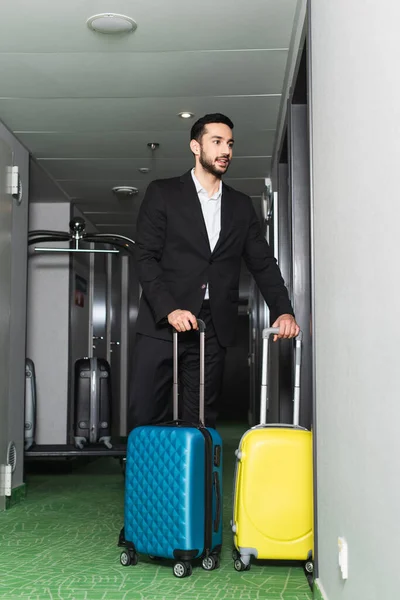 Man Met Baard Die Met Bagage Hotelgang Loopt — Stockfoto