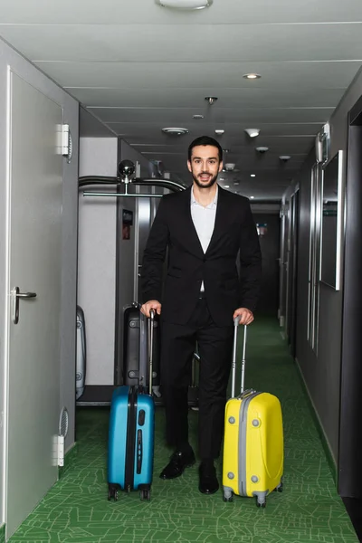 Cheerful Man Walking Baggage Hotel Corridor — Stock Photo, Image