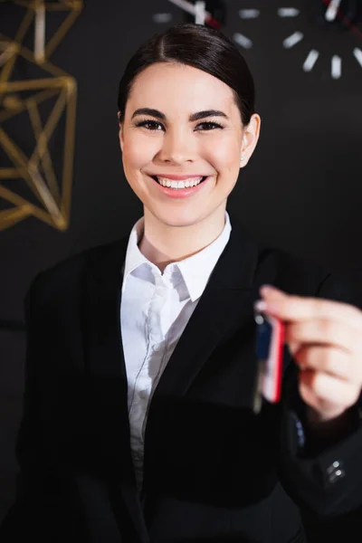 Recepcionista Feliz Segurando Chave Quarto Borrada — Fotografia de Stock