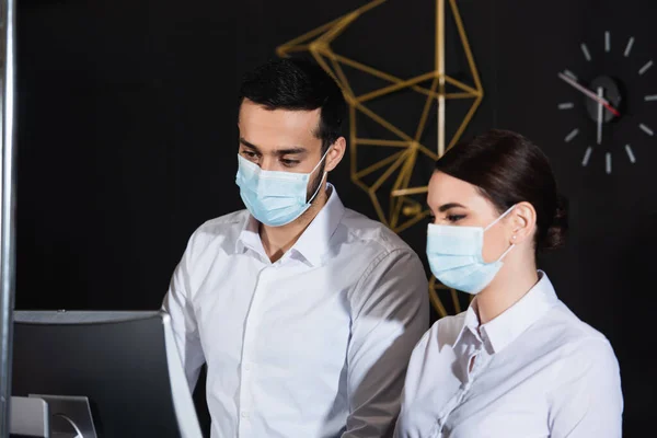 Administradores Máscaras Médicas Olhando Para Monitor Computador Recepção — Fotografia de Stock