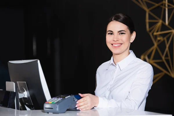 Felice Receptionist Sorridente Vicino Lettore Carte Credito Sul Bancone — Foto Stock