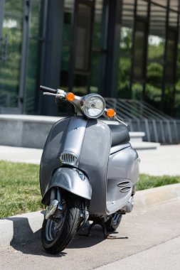 Gri scooter gündüz vakti şehir caddesinde 