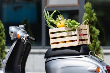 Açık havada scooter 'da taze sebzeli tahta kutu. 