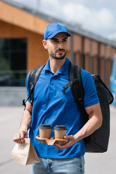 Jeune Livreur Arabe Tenant Café Pour Aller Sac Papier Extérieur — Photo