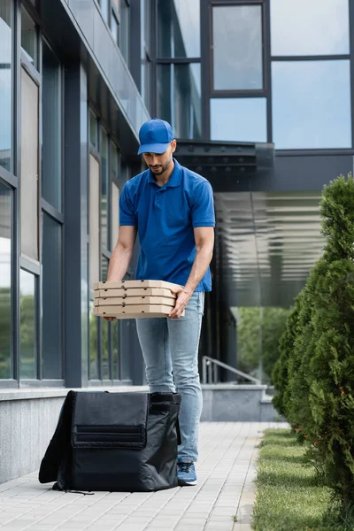 Repartidor Árabe Sosteniendo Cajas Pizza Cerca Mochila Termo Edificio Aire — Foto de Stock
