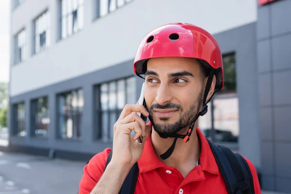 Muslimský Kurýr Helmě Batohem Mluví Smartphone Venku — Stock fotografie