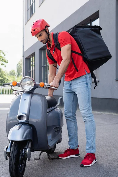 Arabiskt Kurir Med Termo Ryggsäck Står Nära Skoter Utomhus — Stockfoto