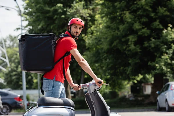 Ung Arabisk Budbärare Med Thermo Ryggsäck Står Nära Scooter Urban — Stockfoto