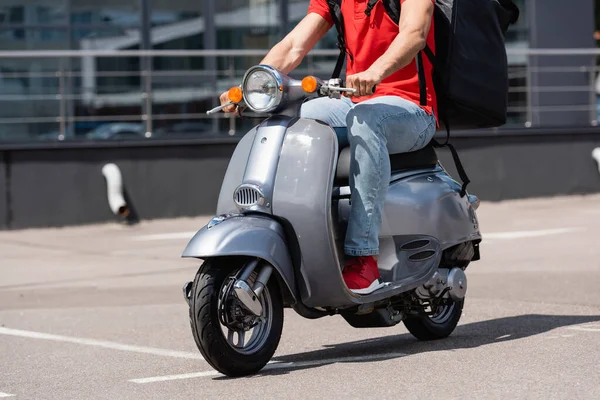 Gesneden Weergave Van Bezorger Rood Shirt Thermo Rugzak Rijden Scooter — Stockfoto