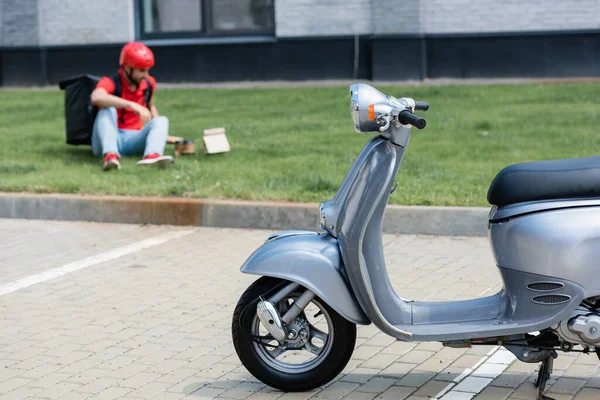 Scooter Dekat Kurir Kabur Dengan Ransel Termo Dan Tas Kertas — Stok Foto
