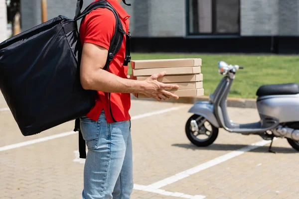 Beskuren Över Kurir Med Termo Ryggsäck Innehav Lådor Med Pizza — Stockfoto