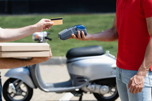 Vista Recortada Terminal Pago Courier Holding Cerca Del Cliente Con —  Fotos de Stock