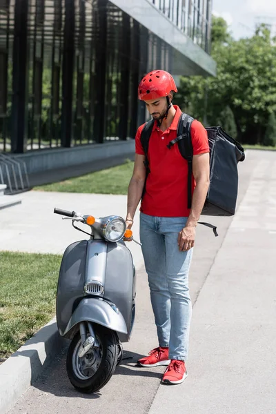 Muselman Deliveryman Med Thermo Ryggsäck Och Skyddande Hjälm Stående Nära — Stockfoto