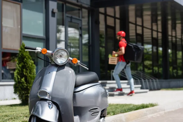 Scooter Perto Entregador Borrado Construção Livre — Fotografia de Stock