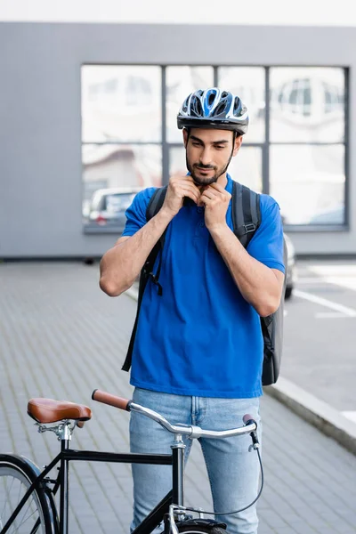 Mensajero Musulmán Con Mochila Con Casco Cerca Bicicleta Aire Libre — Foto de Stock