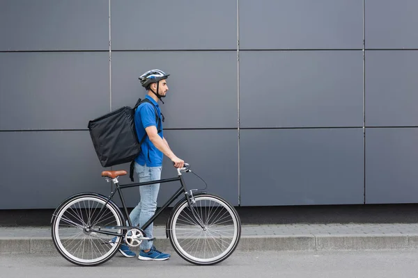 Side View Arabian Courier Thermo Backpack Walking Bike Building Outdoors — Stock Photo, Image