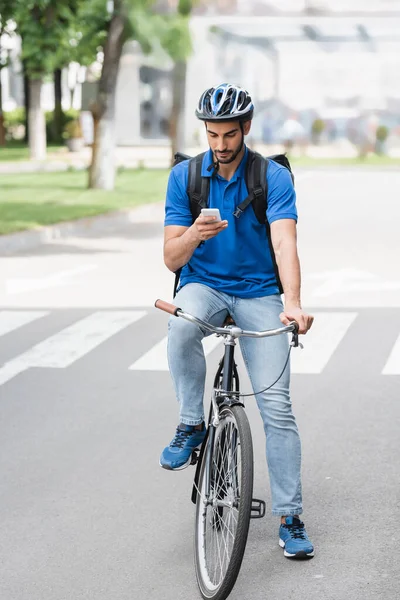 Arabian Deliveryman Backpack Using Smartphone While Riding Bicycle Outdoors — Stock Photo, Image