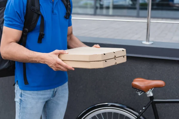 Vista Cortada Correio Segurando Caixas Pizza Perto Bicicleta Embaçada Livre — Fotografia de Stock