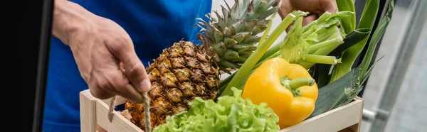 Vista Cortada Correio Segurando Caixa Madeira Com Alimentos Frescos Banner — Fotografia de Stock