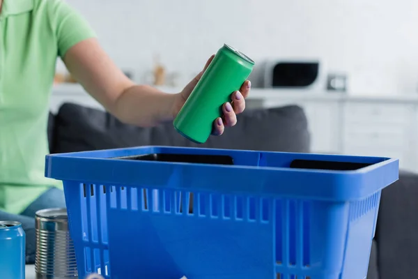 Gewassen Uitzicht Vrouw Die Tin Blikje Buurt Van Mand Thuis — Stockfoto