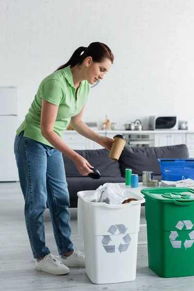 Vista Lateral Mujer Sosteniendo Basura Cerca Del Bote Basura Con — Foto de Stock