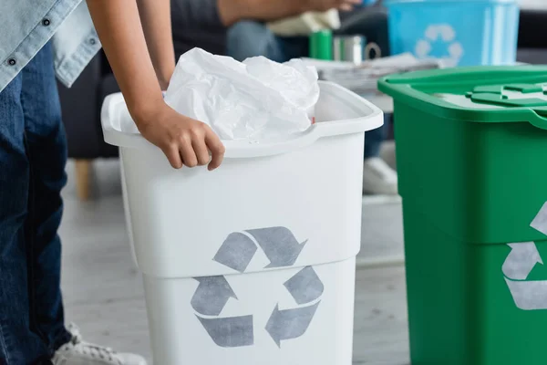 Vista Cortada Menino Perto Lata Lixo Com Sinal Reciclagem Casa — Fotografia de Stock