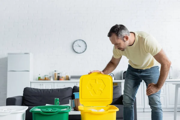 Homme Regardant Poubelle Avec Panneau Recyclage Dans Cuisine — Photo