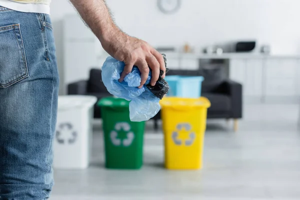 Oříznutý Pohled Muže Držícího Plastové Tašky Blízkosti Rozmazaných Plechovek Recyklační — Stock fotografie