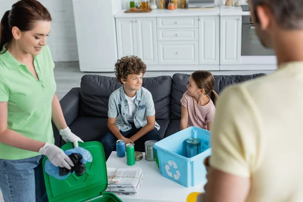 Bambini Sorridenti Seduti Vicino Genitori Che Selezionano Spazzatura Cucina — Foto Stock