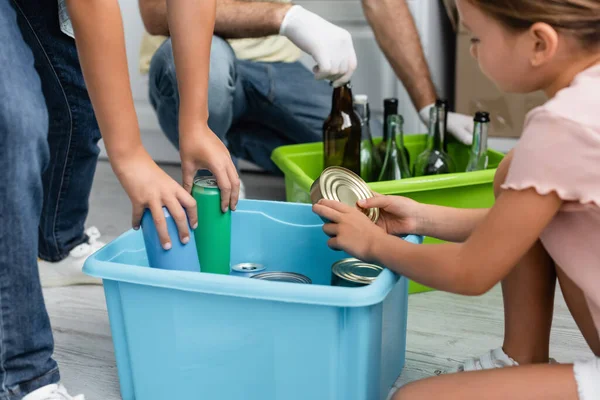 Niños Sosteniendo Latas Cerca Caja Padre Cocina — Foto de Stock