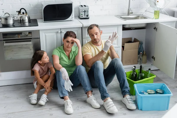 Müde Familie Latexhandschuhen Sitzt Neben Müll Kisten Der Küche — Stockfoto