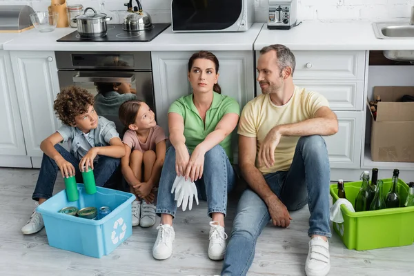 Lächelnder Vater Sieht Kinder Der Nähe Von Müll Der Küche — Stockfoto