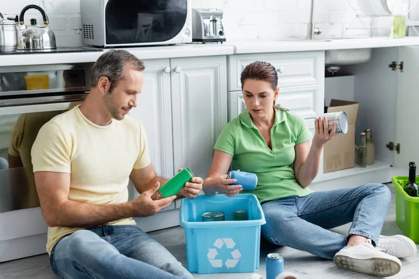 Casal Segurando Latas Lata Perto Caixa Com Sinal Reciclagem Cozinha — Fotografia de Stock