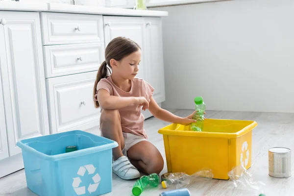 Ragazza Smistamento Bottiglie Scatole Con Segno Riciclaggio Cucina — Foto Stock