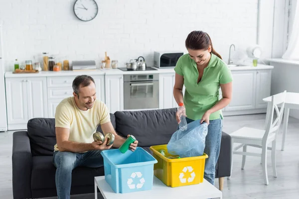 Šťastná Žena Dává Láhev Koše Blízkosti Manžela Krabice Recyklační Ceduli — Stock fotografie