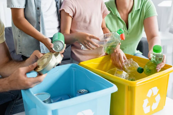 Vista Recortada Familia Los Niños Clasificando Basura Cajas Con Cartel —  Fotos de Stock