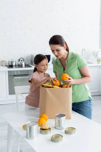 Donna Figlia Sorridente Che Tengono Cibo Vicino Sacchetto Carta Cucina — Foto Stock