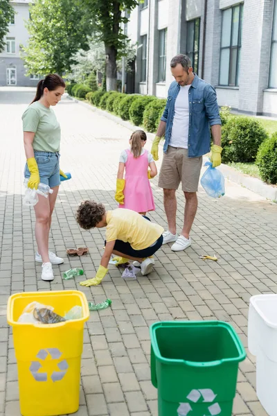 Familie Mit Müllsäcken Sortiert Müll Der Nähe Von Mülltonnen Auf — Stockfoto