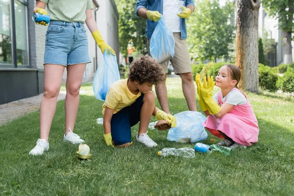 Kinder Gummihandschuhen Auf Rasen Neben Eltern Mit Müllsäcken — Stockfoto