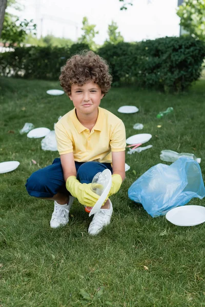 Lächelndes Kind Gummihandschuhen Sammelt Müll Auf Rasen — Stockfoto