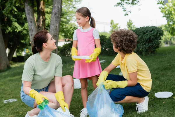 Smiling Mother Kids Collecting Garbage Grass Outdoors — Stock Photo, Image