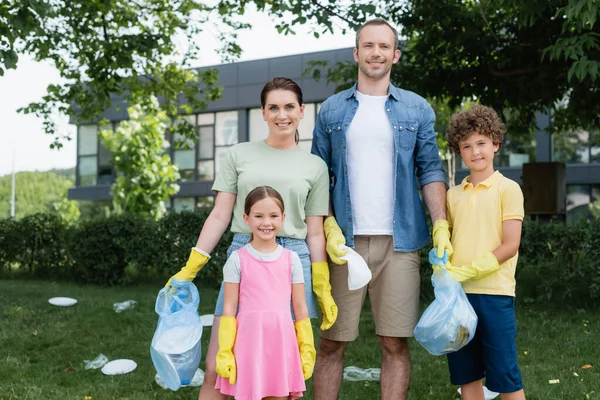 Famiglia Positiva Con Bambini Guanti Gomma Che Tengono Borse Della — Foto Stock