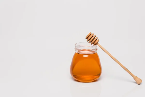 Tarro Con Miel Fresca Cerca Cazo Madera Sobre Fondo Blanco —  Fotos de Stock