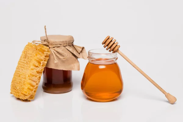 Honey Jars Wooden Dipper Honeycomb White — Stock Photo, Image