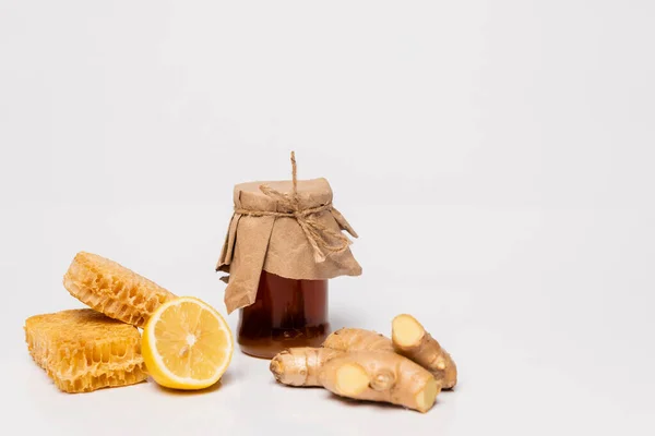 Honey Jar Covered Craft Paper Fresh Lemon Ginger Root Honeycomb — Stock Photo, Image