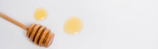 Πάνω Όψη Του Μελιού Ραβδί Κοντά Σταγόνες Φρέσκου Μελιού Λευκό — Φωτογραφία Αρχείου