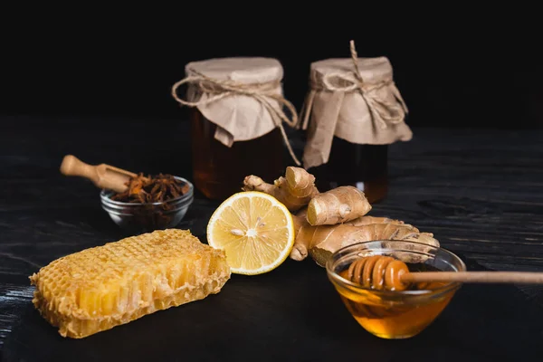 Honeycomb Fresh Lemon Ginger Root Bowls Anise Seeds Honey Blurred — Stock Photo, Image