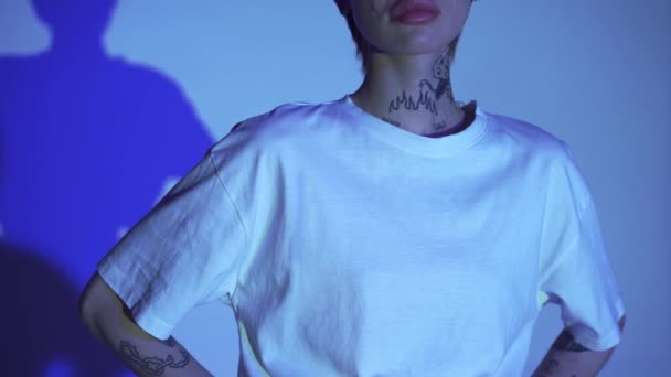 Beskuren Bild Makt Bokstäver Shirt Tatuerad Kvinna Blå Bakgrund — Stockvideo