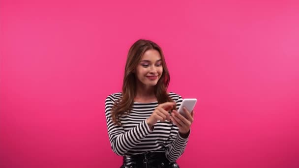 Slow Motion Van Gelukkige Vrouw Met Behulp Van Smartphone Geïsoleerd — Stockvideo